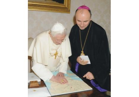 PS Virgil Bercea îi arată Sanctităţii Sale unde vine Oradea pe harta Europei